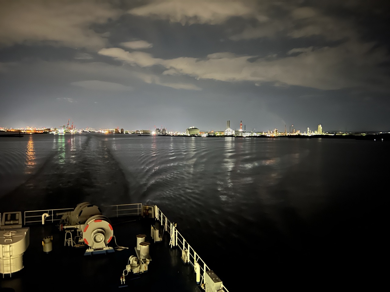 Saliendo del puerto de Sendai en barco, por la noche