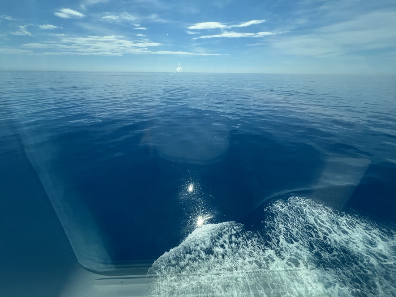 Aguas del Pacífico desde el Ishikari en Japón, Entrada de vehículos por el frontal del ferry Ishikari que Puesta de sol desde la rampa de acceso al Ishikari, barco que hace el viaje de Nagoya a Sendai y luego Tomakomai en Hokkaido, Japón