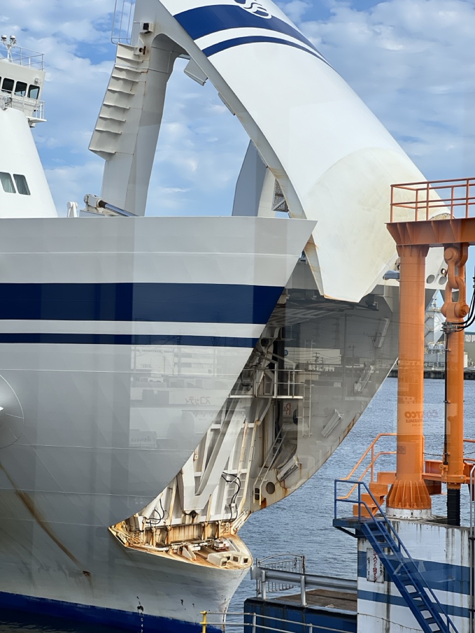 Entrada de vehículos por el frontal del ferry Ishikari que Puesta de sol desde la rampa de acceso al Ishikari, barco que hace el viaje de Nagoya a Sendai y luego Tomakomai en Hokkaido, Japón