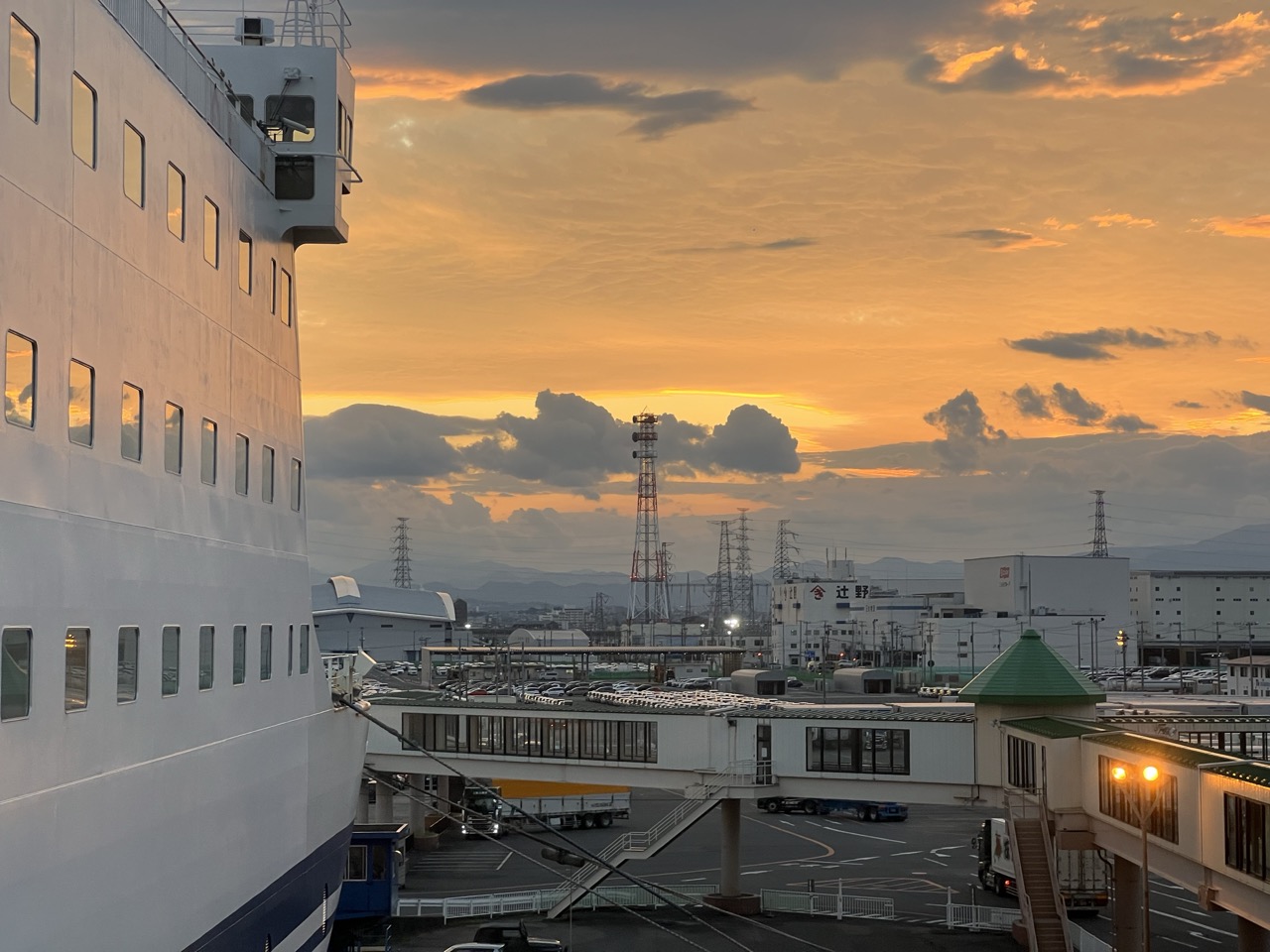 Puesta de sol desde la rampa de acceso al Ishikari, barco que hace el viaje de Nagoya a Sendai y luego Tomakomai en Hokkaido, Japón